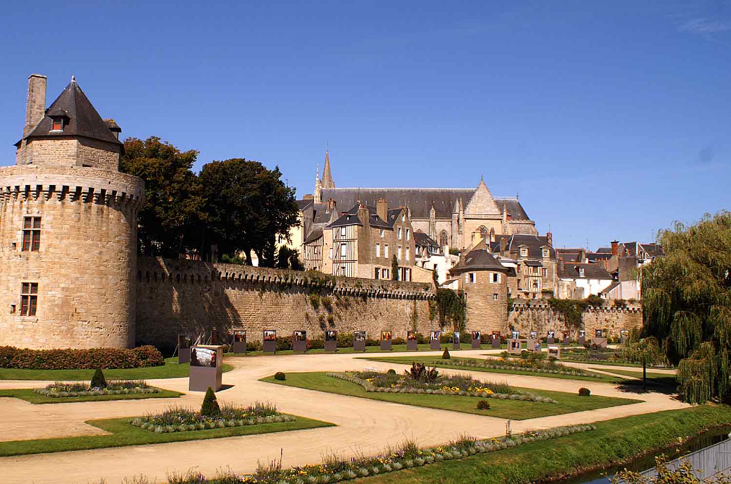 Grossiste coiffure professionnel en Pays de la Loire - Maneliss 